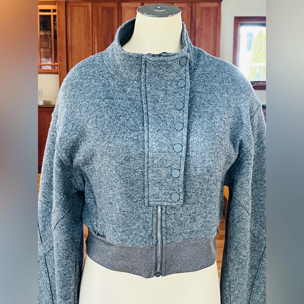 Gray Button-Up Cropped Jacket, NEW CONDITION SIZE SMALL, WARM - Picture 12 of 12